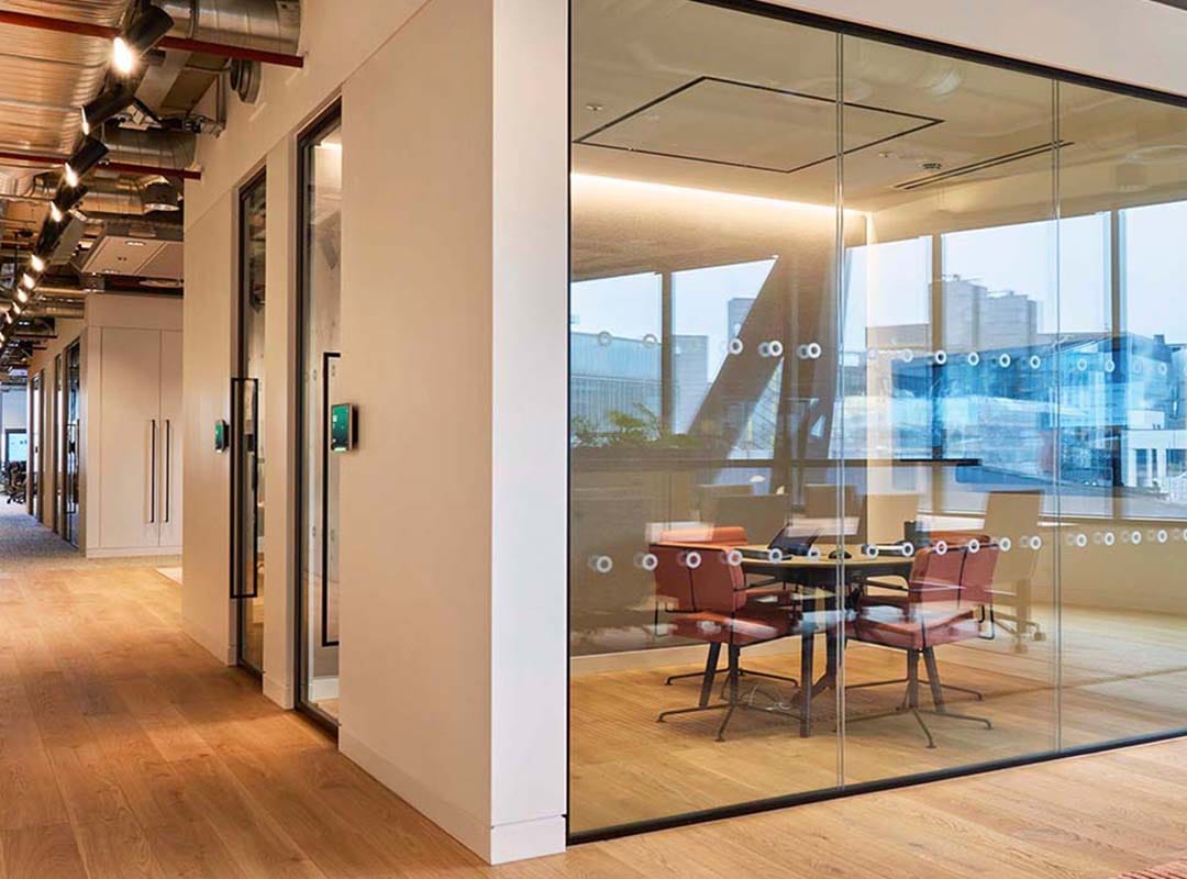 Metting in a hybrid office